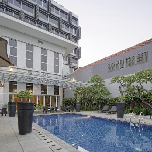 Howard Johnson by Wyndham Pekalongan - 수영장