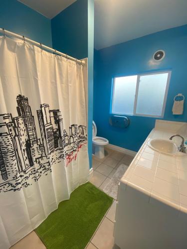 Small Private LA Bedroom w WIFI - Private Fridge - AC near USC - Exposition Park - USC Memorial Coliseum - Banc of California BMO Stadium - Downtown Los Angeles DTLA - University of Southern California USC!!! in Los Angeles, USA