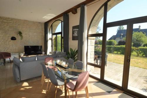 Appartement lumineux et cosy avec jardin vue sur chateau près Port en Bessin, Bayeux et Omaha Beach