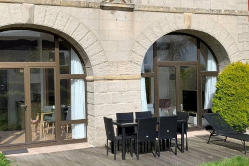 Appartement lumineux et cosy avec jardin vue sur chateau près Port en Bessin, Bayeux et Omaha Beach