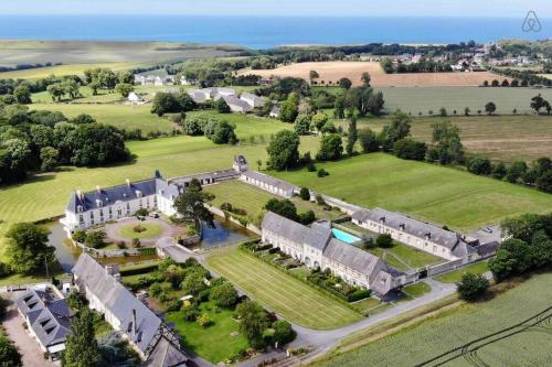 Appartement lumineux et cosy avec jardin vue sur chateau près Port en Bessin, Bayeux et Omaha Beach