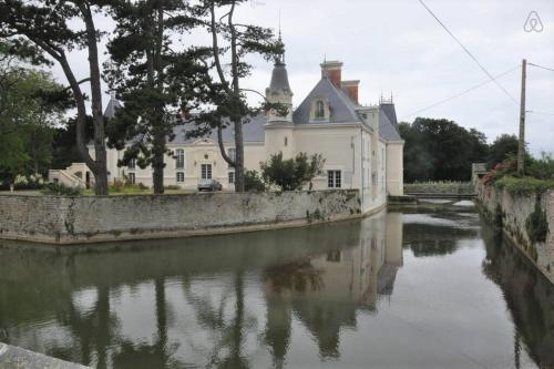 Appartement lumineux et cosy avec jardin vue sur chateau près Port en Bessin, Bayeux et Omaha Beach