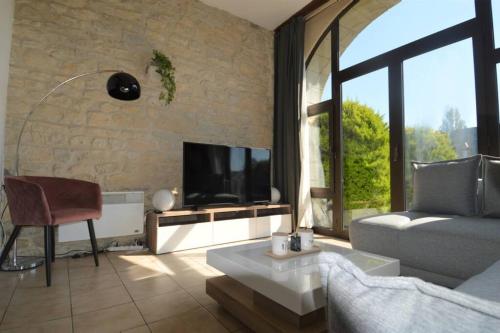 Appartement lumineux et cosy avec jardin vue sur chateau près Port en Bessin, Bayeux et Omaha Beach