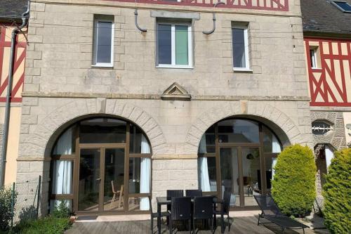 Appartement lumineux et cosy avec jardin vue sur chateau près Port en Bessin, Bayeux et Omaha Beach