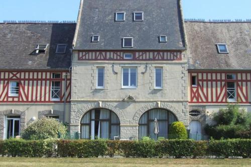 Appartement lumineux et cosy avec jardin vue sur chateau près Port en Bessin, Bayeux et Omaha Beach