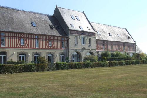 Appartement lumineux et cosy avec jardin vue sur chateau près Port en Bessin, Bayeux et Omaha Beach