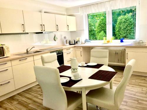 кухня, FeWo im Grünen mit Terrasse und Garten - gratis Therme (FeWo im Grunen mit Terrasse und Garten - gratis Therme) in Бад Бевенсен