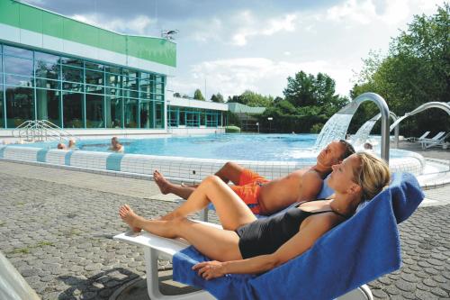 Басейн, FeWo im Grünen mit Terrasse und Garten - gratis Therme (FeWo im Grunen mit Terrasse und Garten - gratis Therme) in Бад Бевенсен