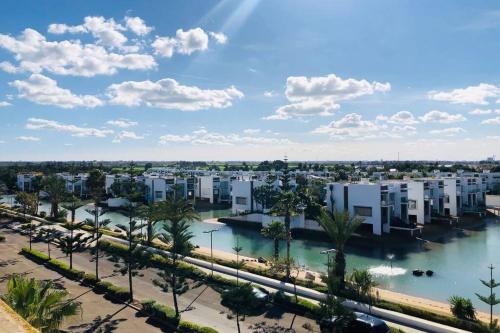 Eden Island Apartment with a View in 郊區