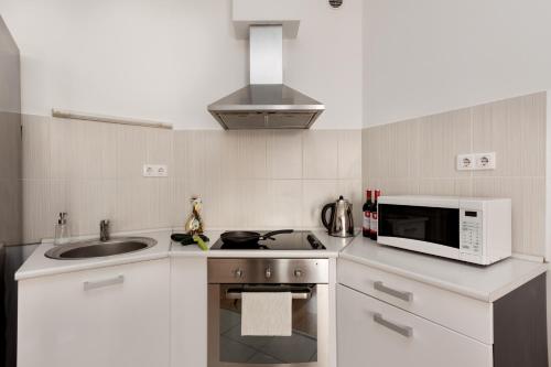 Corvin Plaza Apartments & Suites - image 11