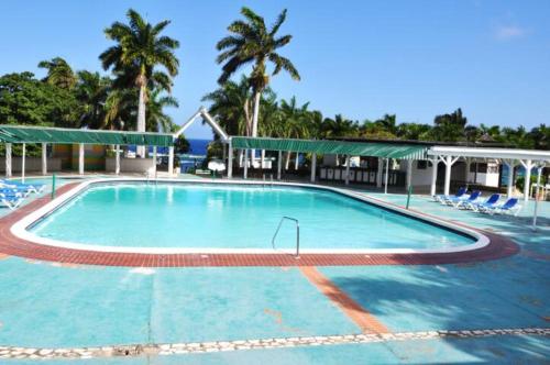 Uima-allas, Seacastles by the beach/pool in Montego Bay