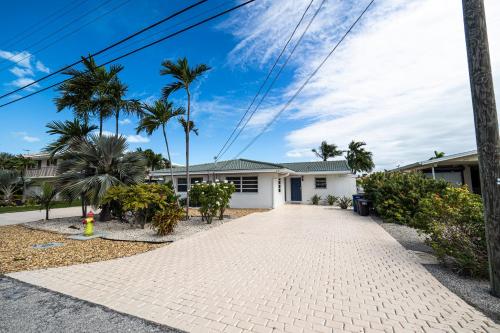 Newly Renovated 3br2ba Duplex with private Dock in Key Colony Beach, USA
