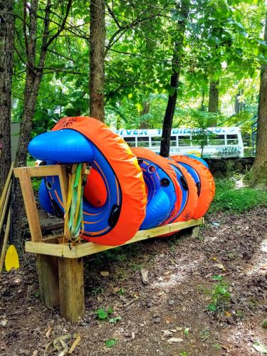 The TreeHouse - Rocking Chair Deck with Hot Tub below, Walking Distance to Downtown Helen, Sleeps 5