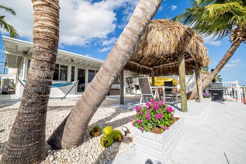Newly Renovated 3br2ba Duplex with private Dock in Key Colony Beach, USA