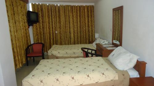 Deluxe Twin Room image 5