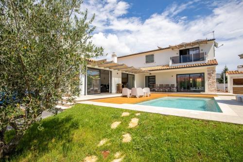 Modern Villa with 4 bedrooms and pool near Pula Liznjan