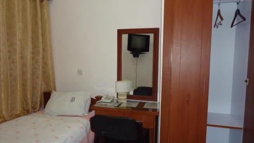 Standard Single Room image 5