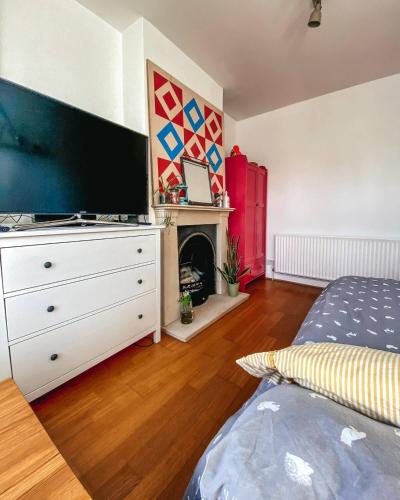2 Bedroom Flat With Office In Tooting Broadway, , London