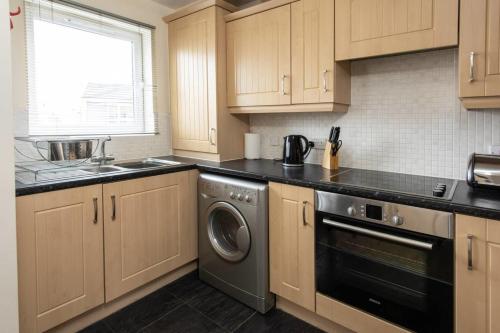 Cosy Top Floor 2BD Apt - 2min walk to O2 Apollo! - image 6