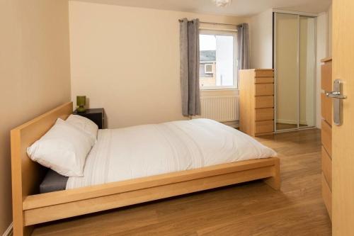 Cosy Top Floor 2BD Apt - 2min walk to O2 Apollo!
