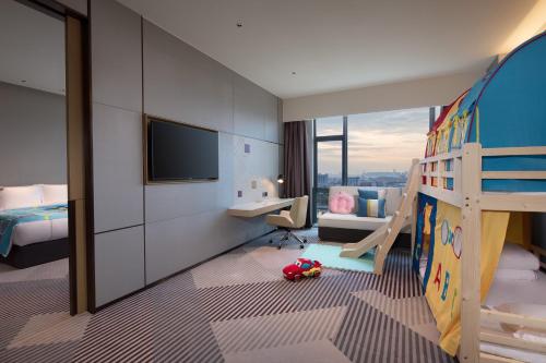 Crowne Plaza Foshan Nanhai-an IHG Hotel-Guangzhou South Railway Station Free Shuttle Bus