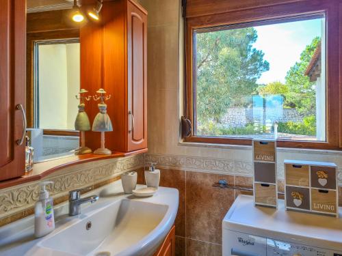 Colonial View Apartment - image 3