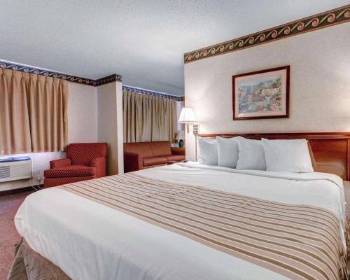 Econo Lodge Inn & Suites