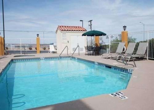 Econo Lodge Inn & Suites El Paso