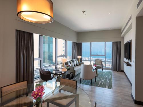 Hyatt Regency Al Kout Mall Room Type - 2 Bedroom Suite with 1 King Bed and 2 Twin Beds