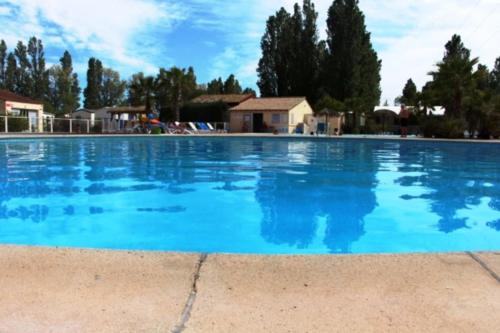 Swimming pool, Mobilhome beaux volumes ES40 in Cais