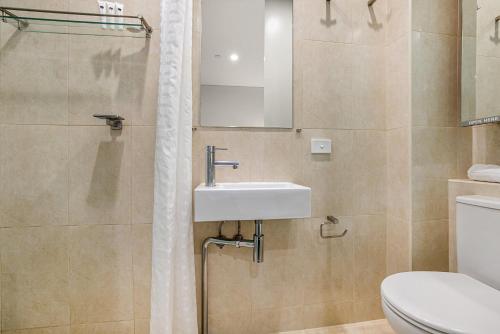 Melbourne CBD Apartment with Pool and Gym Near Shops