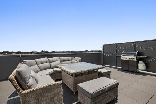 Luxe 3-Bed Apartment Near Lygon St Bars and Dining
