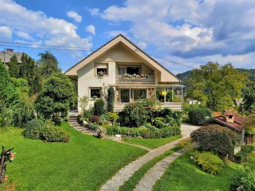 Three-Bedroom Apartment with Balcony and Mountain View