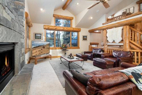 Wandering Bears Retreat Townhome - Beautiful Home - Hot Tub - image 2