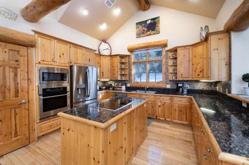 Wandering Bears Retreat Townhome - Beautiful Home - Hot Tub - image 3