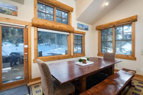 Wandering Bears Retreat Townhome - Beautiful Home - Hot Tub - image 6