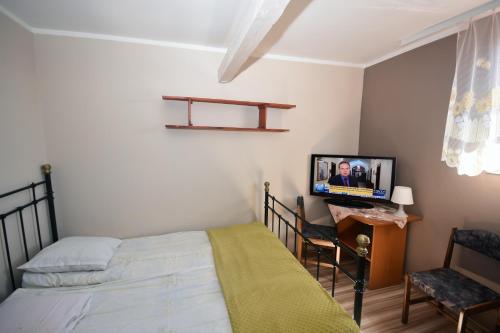 1 queen bed, 1 twin bed, 1 sofa bed
