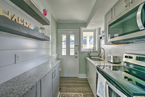 Beach Block Wildwood Condo - Proximity to Dining! in Wildwood, USA