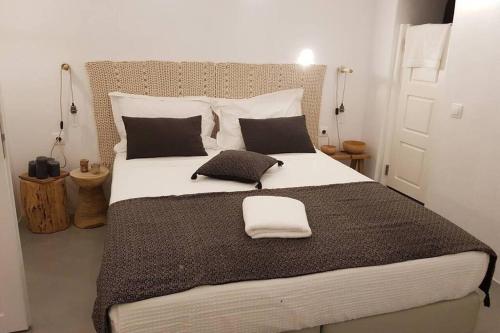 Santorini Folia Cave house with jacuzzi Santorini Folia Cave house with jacuzzi