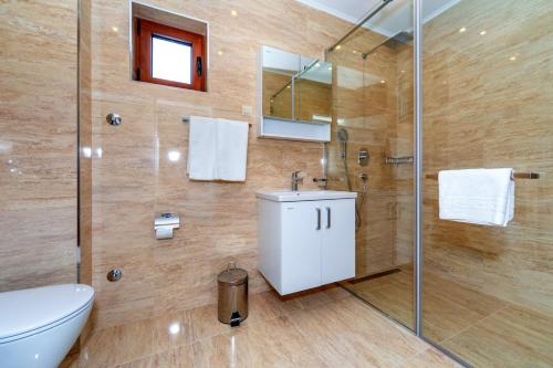 Luxury Apartments Queen - image 14