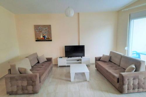 Luna`s beach front apartment, Bay of Lalzit