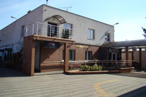 RJ Hotel - image 11