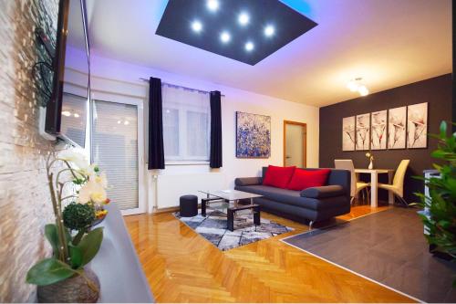 Apartman Aurelius - private parking - image 11