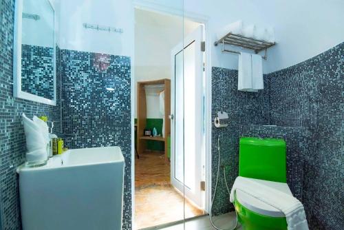 room detail thumbnail 2