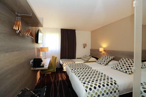 1 queen bed, 2 sofa beds