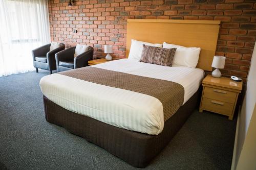 Australian Settlers Motor Inn Australian Settlers Motor Inn is a popular choice amongst travelers in Swan Hill, whether exploring or just passing through. The hotel offers guests a range of services and amenities designed to provi