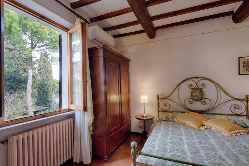 1 queen bed, 1 twin bed