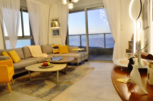 Amazing sea View, steps to beach, near Tel-aviv in Bat Yam