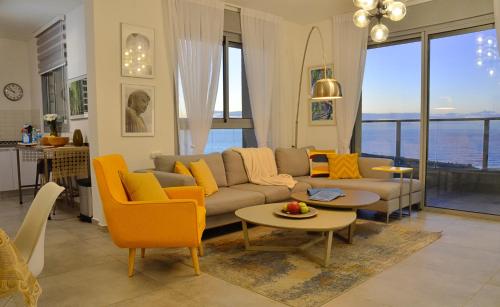 Amazing sea View, steps to beach, near Tel-aviv in Bat Yam