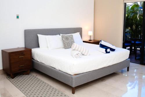 300Mbps Internet! -LUXURY 3-bdr POOL SIDE, STEPS from beach